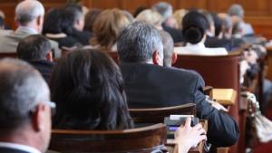 Депутатите замразиха заплатите си
