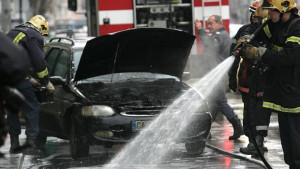 Кола горя край посолството на Турция