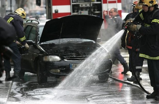Кола горя край посолството на Турция