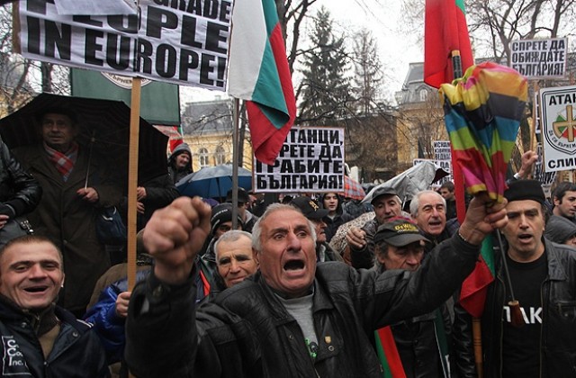 „Атака” настоява за извинение от Великобритания заради Найджъл Фараж