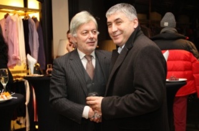 СНИМКИ: Антон Генов и Вальо Михов се заинтригуваха от плат със златни нишки