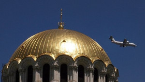 Българите смятат луксозния живот на духовниците за проблем пред църквата