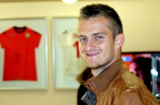 СНИМКИ: Рене Михелич мина медицински преглед, подписва с Левски