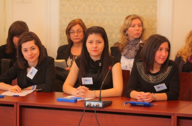 Момичета от Дупница писаха харта за безопасен интернет