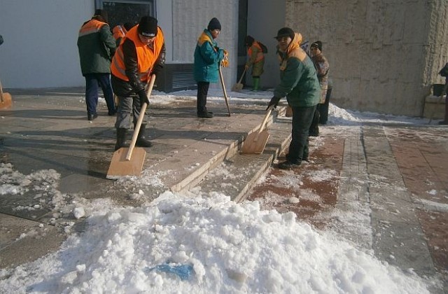 14 машини и над 70 човека чистят снега
