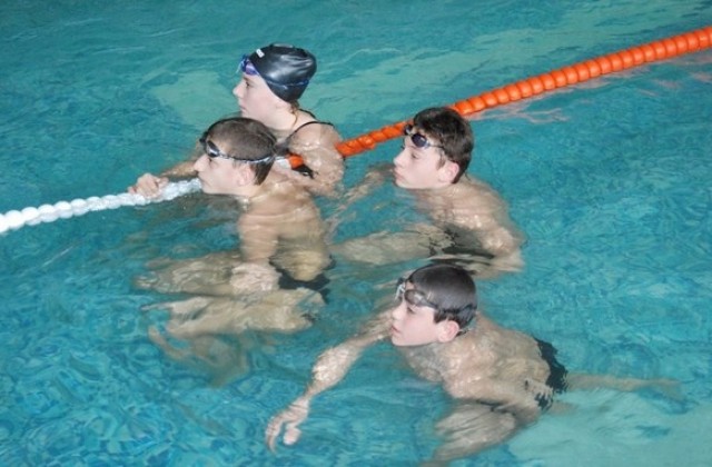 Басейнът в „Константин Петканов” работи