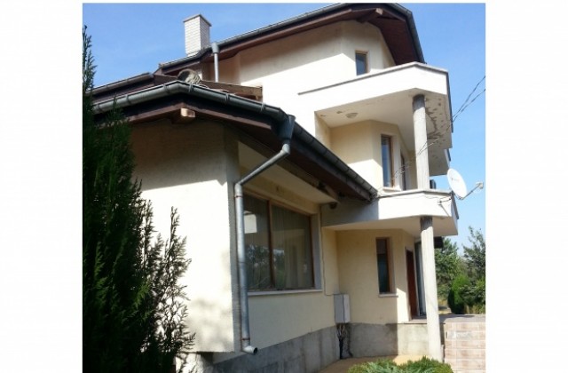 Данъчни пуснаха къща на длъжник на търг