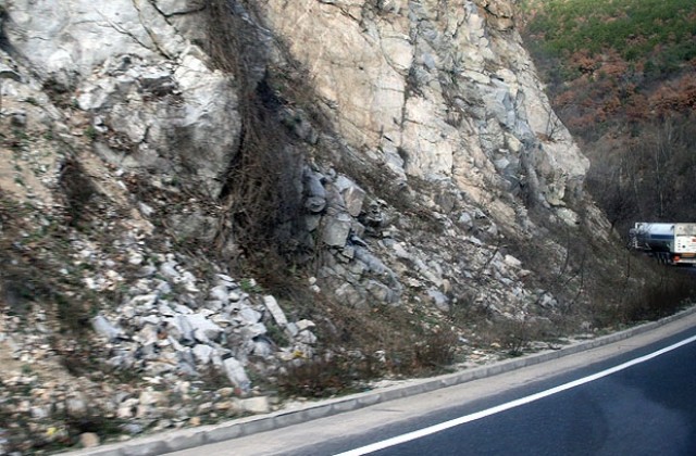 Камък падна върху ТИР и лек автомобил в Кресненското дефиле