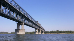 Нелегален алжирец опита да мине Дунав мост