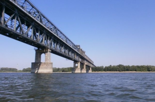 Нелегален алжирец опита да мине Дунав мост