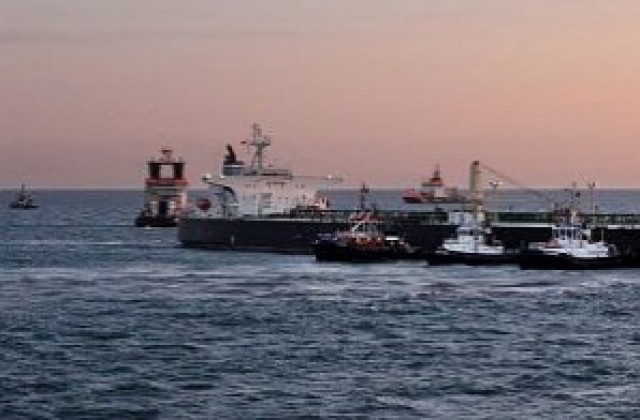 Танкер удари ферибот край Истанбул, трима ранени