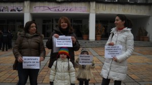 Само три майки излязоха на родителския протест в Добрич
