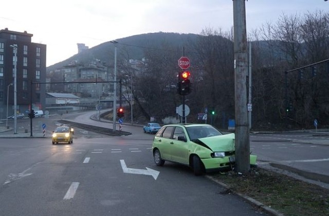 Кола се заби в стълб до шуменско кръстовище