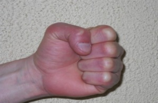 Бабаит преби жена си