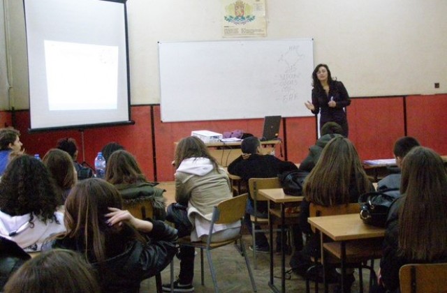Данъчни преподават в гимназия „В. Левски” в Ямбол