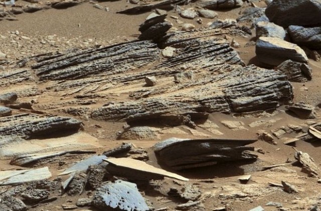 Марсоходът започна да дупчи скали на червената планета