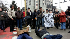 Варна Протестиращи блокираха моста хвърляха яйца по офиса на ЕнергоПро