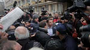 Протестиращи в София замеряха Делян Добрев със снежни топки