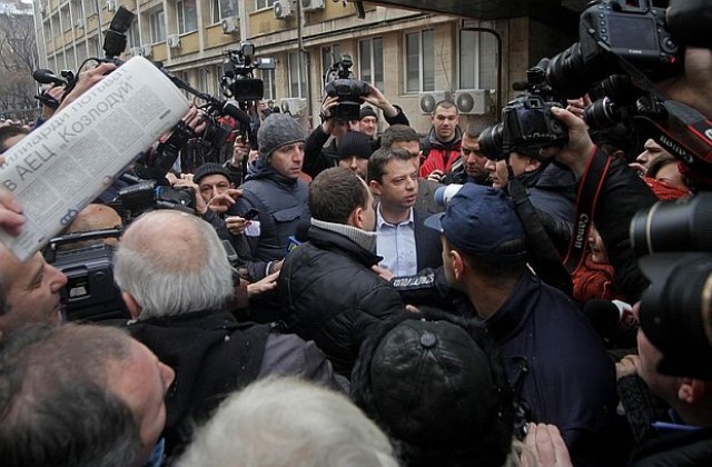 Протестиращи в София замеряха Делян Добрев със снежни топки