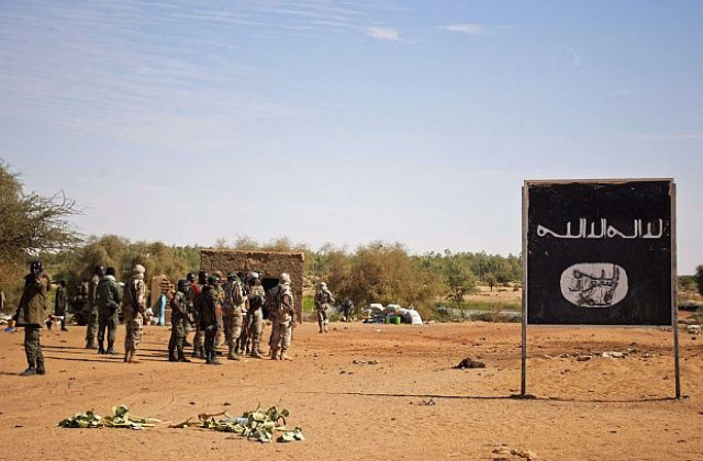 Самоубийствени атентати и боеве в Мали