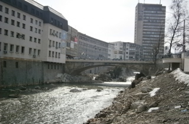 Остава облачно