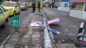 Кола събори стълб водачът избяга