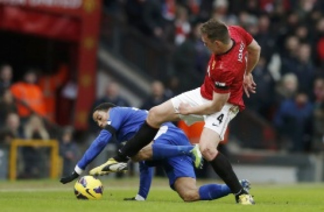 Фил Джоунс под въпрос за мача с Реал