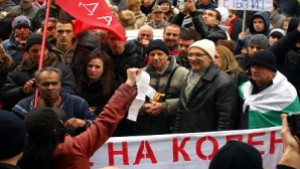 Протестиращите обвиняват ЕВН за подпалените коли