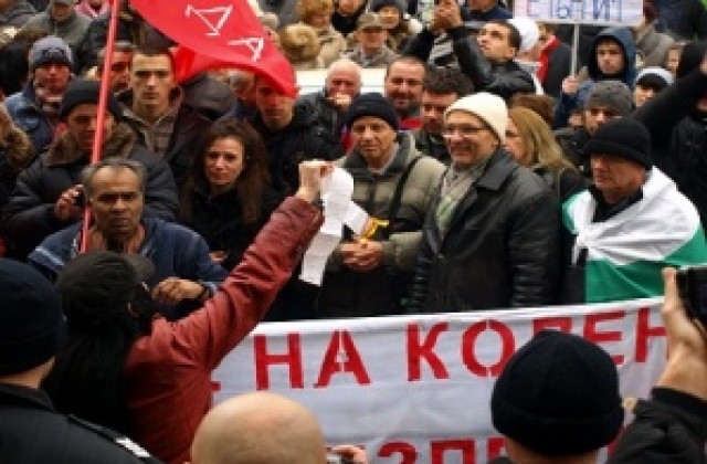 Протестиращите обвиняват ЕВН за подпалените коли
