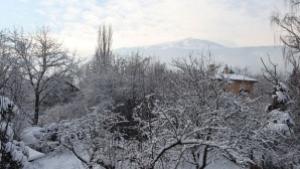 Остава облачно