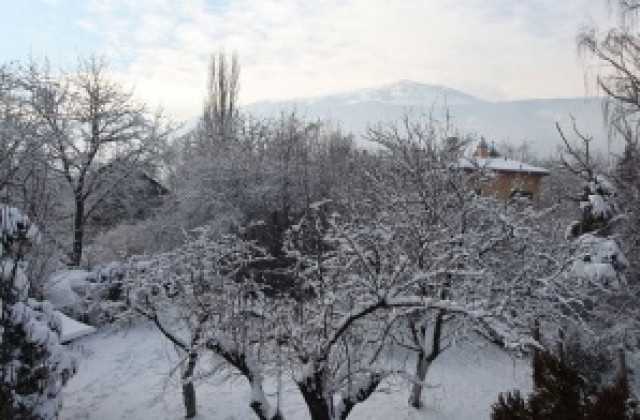 Остава облачно