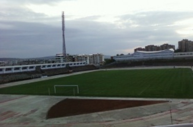 Започва ремонт на терена на стадион Ивайло, в Етър не знаят