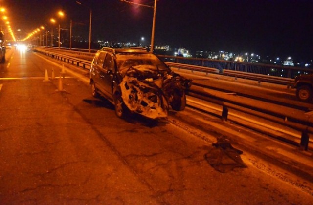 Шофьор с опасност за живота след катастрофа на Аспарухов мост