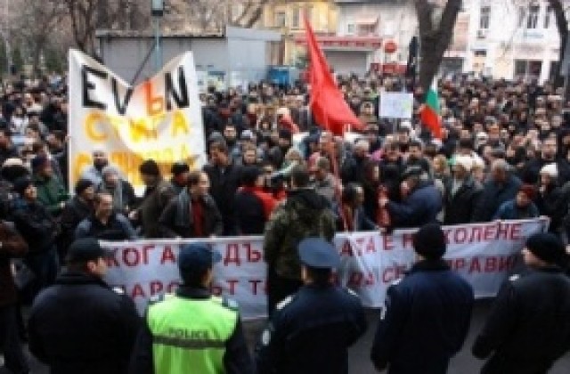 Картонени калашници и гърмежи пред ЕВН в Пловдив