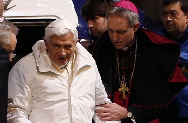 Папа Бенедикт XVI претърпял тайна операция на сърцето