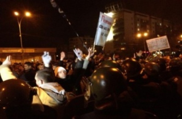 Протестиращи отново блокираха движението, жандармеристи ги разпръснаха