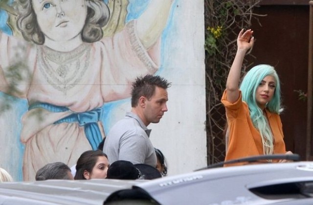 Лейди Гага отлага концерти заради ставни проблеми