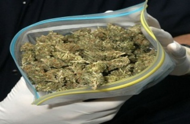 24-годишен от Буковлък опита да изхвърли плик с марихуана