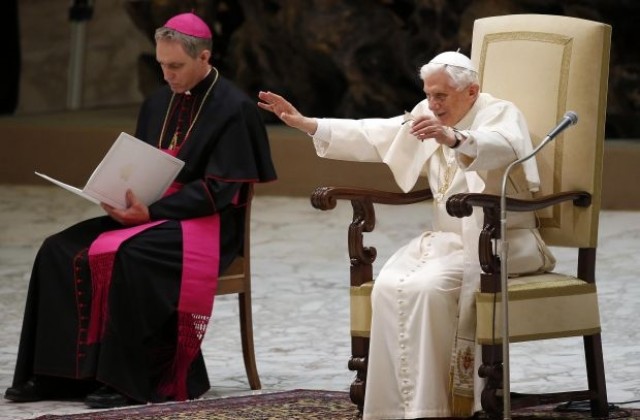 Папата се появи за пръв път след вестта за оттеглянето му