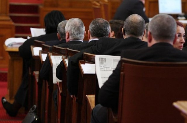 Депутатите приеха част от промените в Изборния кодекс