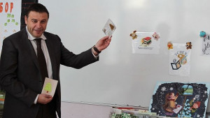 Камбитов праща валентинки на младоженци