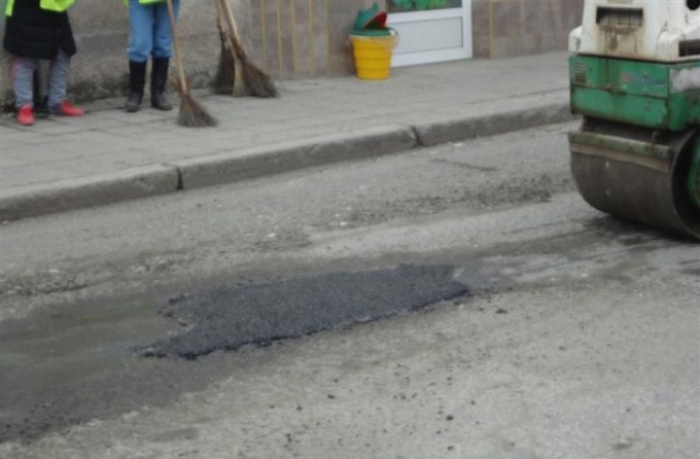 В Казанлък пълнят дупки по иновативна технология