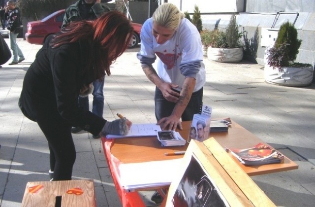 Жените склонни първи да признаят чувствата си, но половината се притесняват да го правят