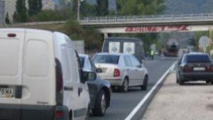 Товарен камион и автобус се удариха на бензиностанция