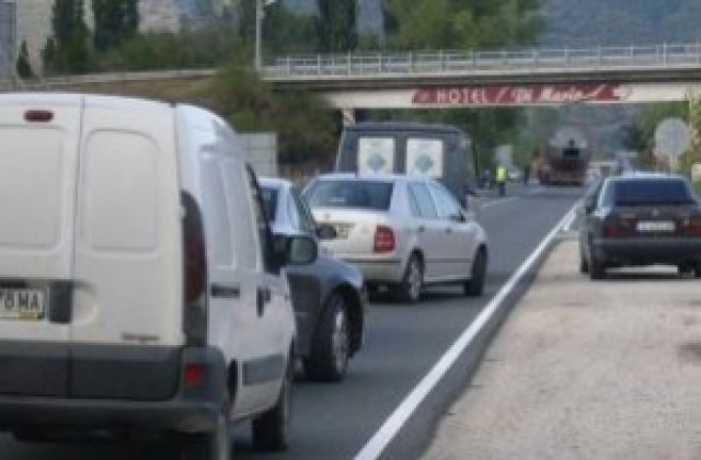 Товарен камион и автобус се удариха на бензиностанция