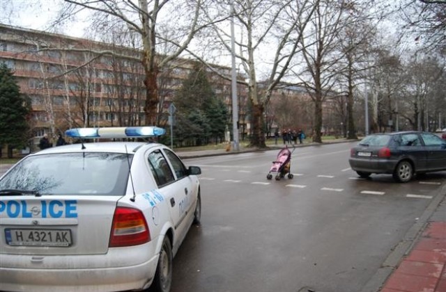 Автомобил блъсна майка с детска количка в Шумен