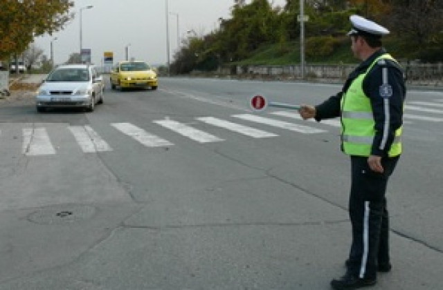 Арестуваха двама служители на столичния КАТ