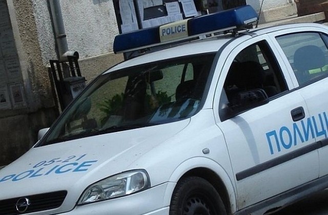 Инвалид раздра с нож седем национални знамена