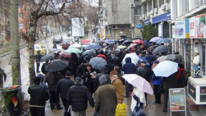 Близо 200 излязоха на протест срещу монополите зарязаха високите сметки