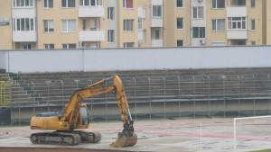 Багерът влезе в стадион Ивайло феновете подкрепиха ремонта с декларация